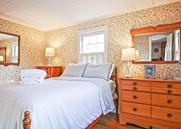 Lofted Cape Cottage By Leavetown Vacations